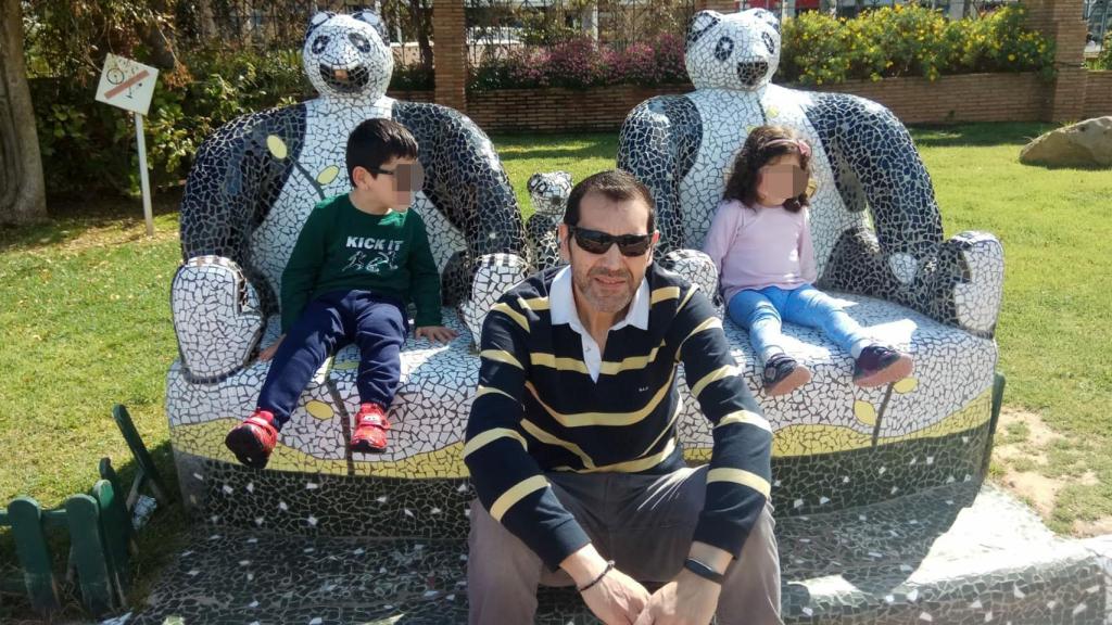 El pequeño Gerard, a la izquierda, con su padre y su hermana pequeña.