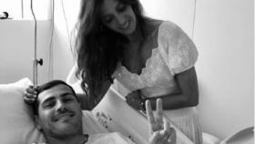 Sara Carbonero junto a Iker Casillas en el hospital.