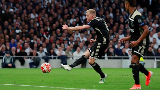 Van de Beek marca un gol contra el Tottenham en la ida de Champions.