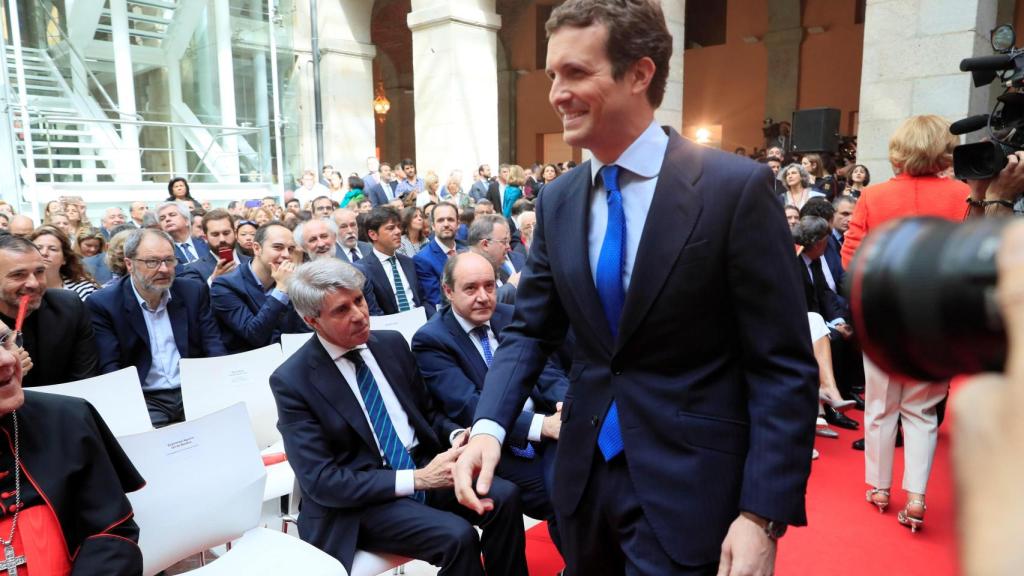 Pablo Casado pasa de largo ante Ángel Garrido en la fiesta del Dos de mayo.