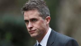 May destituye al ministro británico de Defensa, Gavin Williamson tras la filtración para el 5G
