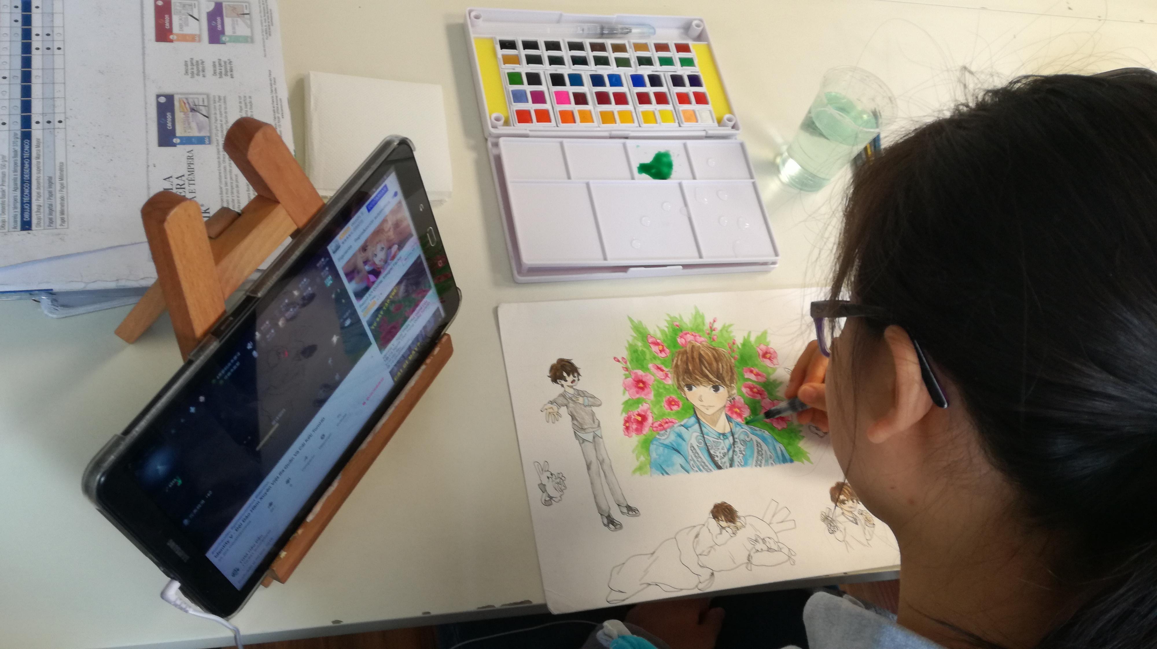 Una alumna pinta un manga con acuarelas