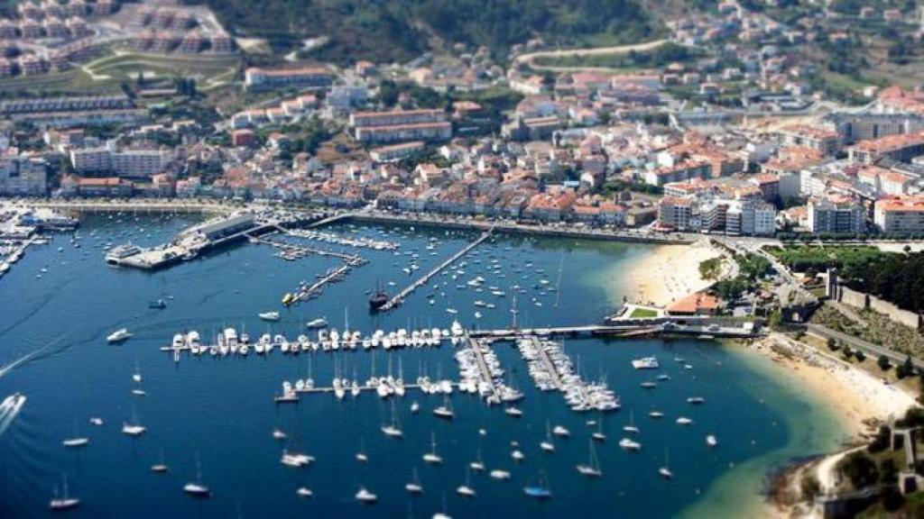 Vista aérea del puerto – Turismo de Baiona