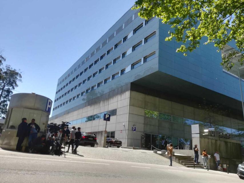 La prensa hace guardia frente al hospital en el que se encuentra ingresado Casillas desde el miércoles pasado.