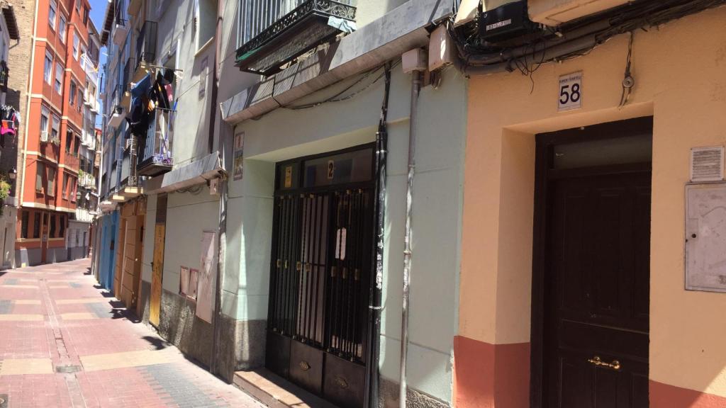 Edificio donde residía la niña de 4 años con su madre