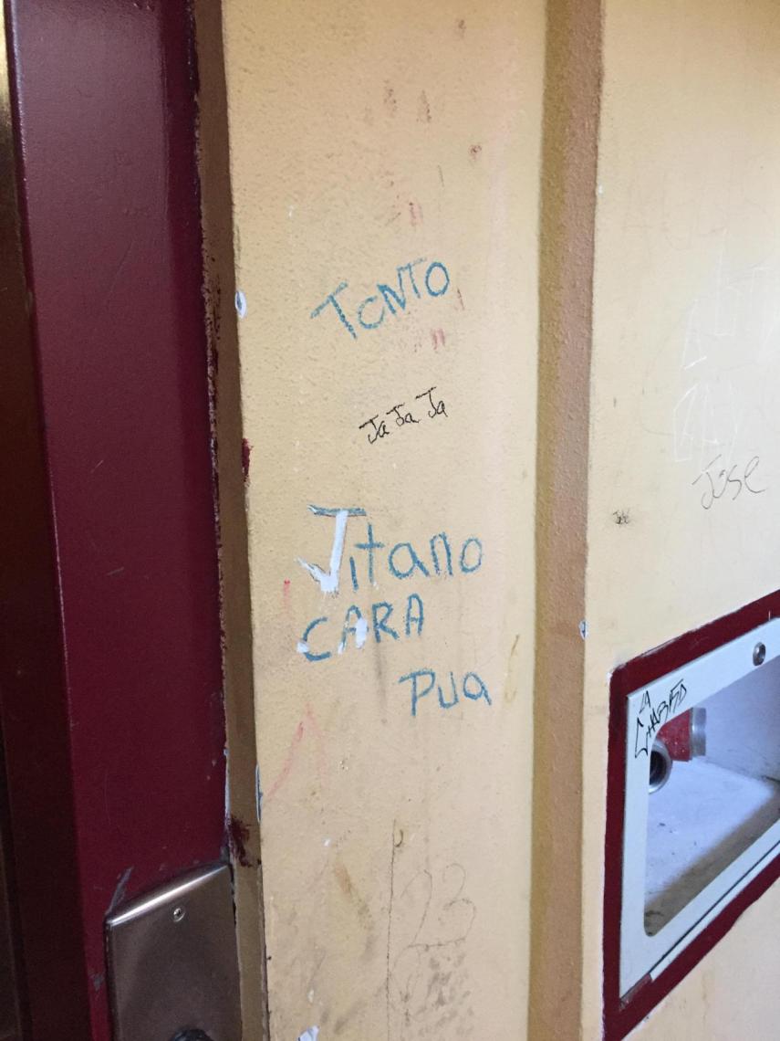 El estado del interior del edificio, con pintadas y daños aparentes