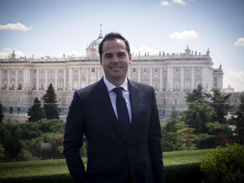 Aguado, con el Palacio Real de Madrid a sus espaldas, en la terraza del hotel Jardines de Sabatini.