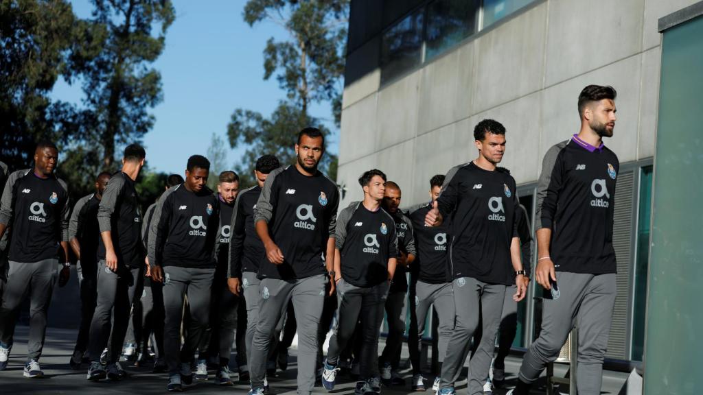 La plantilla del Oporto sorprende a Casillas en el hospital