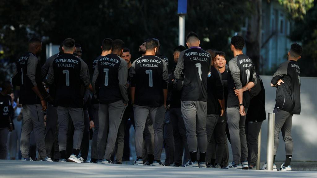 Los jugadores del Oporto preparados para homenajear a Iker Casillas