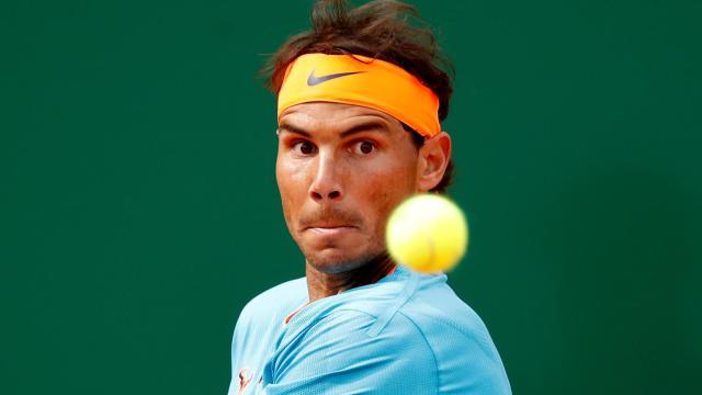 Nadal a punto de golpear la pelota