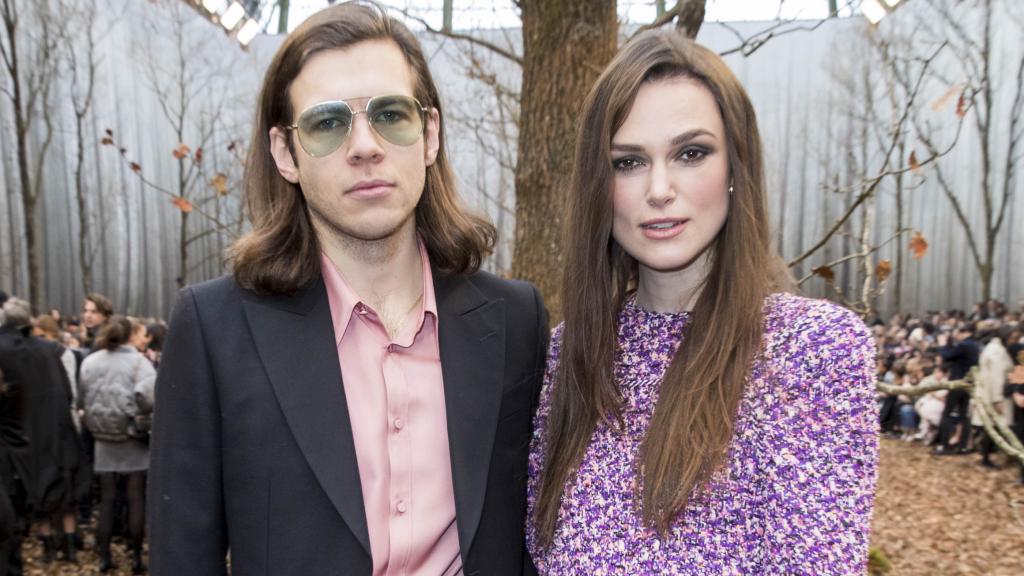 Keira Knightley y James Righton en un desfile de Chanel.