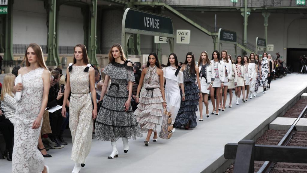 Algunas de las modelos de Chanel desfilando en el Grand Palais.
