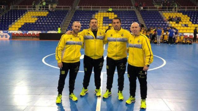 Pedro Cuadra, primero por la izquierda, junto al staff técnico del Jaén Paraíso Interior