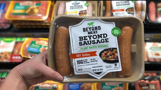 Un paquete de salchichas de proteínas vegetales de Beyond Meat.