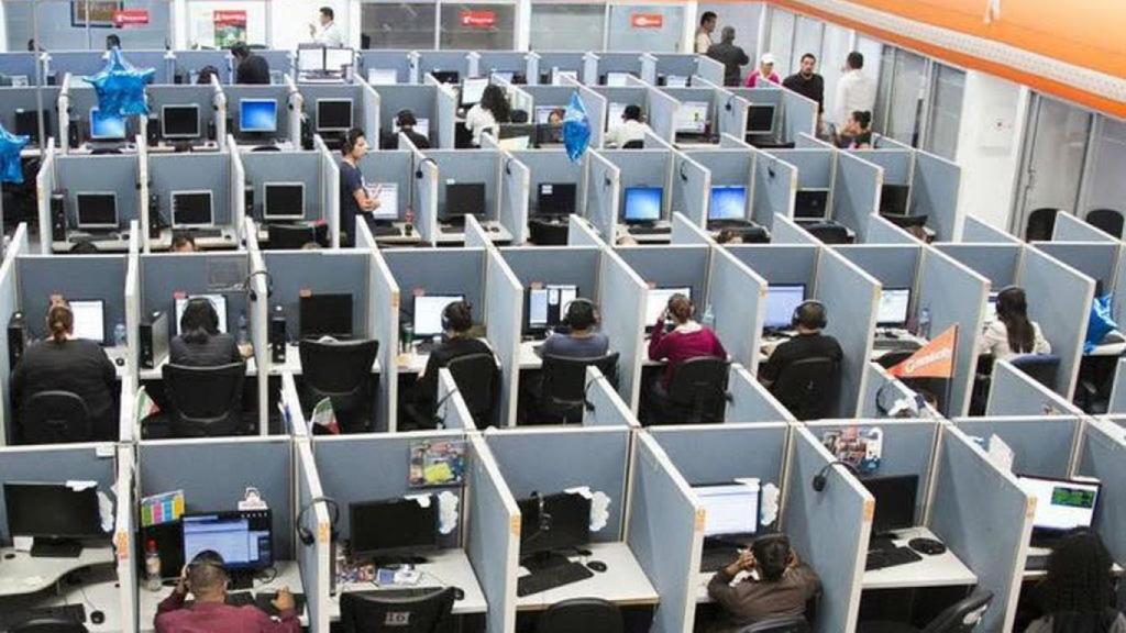 Interior del call center, con todas las cabinas telefónicas.