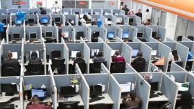 Interior del call center, con todas las cabinas telefónicas.