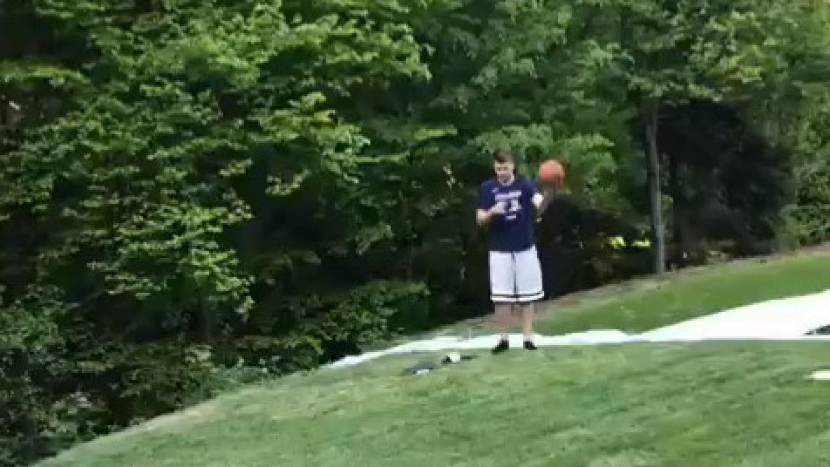 Luka Doncic en el jardín de su casa