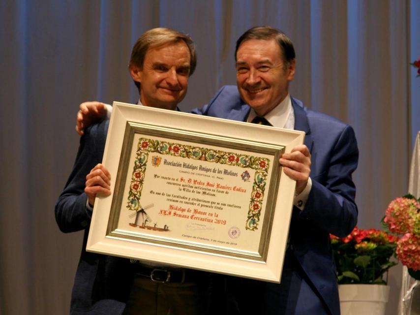 Miguel Ángel Mellado, el director de información de EL ESPAÑOL, entrega el diploma como Hidalgo de Honor a Pedro J. Ramírez, director del citado periódico.