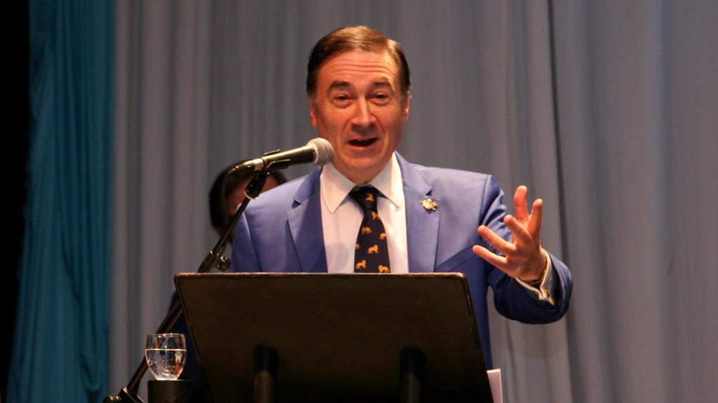 Pedro J. Ramírez, director de EL ESPAÑOL, durante su intervención en el teatro Cervantes de Campo de Criptana  (Ciudad Real).