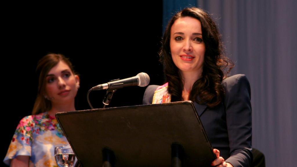 La abogada Cruz Sánchez de Lara durante su intervención en el teatro Cervantes de Campo de Criptana.