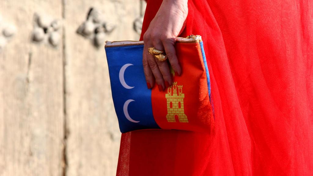 Detalle del bolso que llevó Cruz Sánchez de Lara con la bandera de Campo de Criptana, localidad en la que tuvo lugar la entrega de premios.