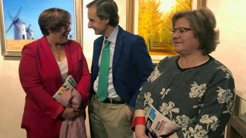 De izquierda a derecha: Carmen Olmedo, delegada del gobierno de Castilla La Mancha en Ciudad Real, Miguel Ángel Mellado, director de información de EL ESPAÑOL, y Julia Martínez, esposa de Francisco Pardo.