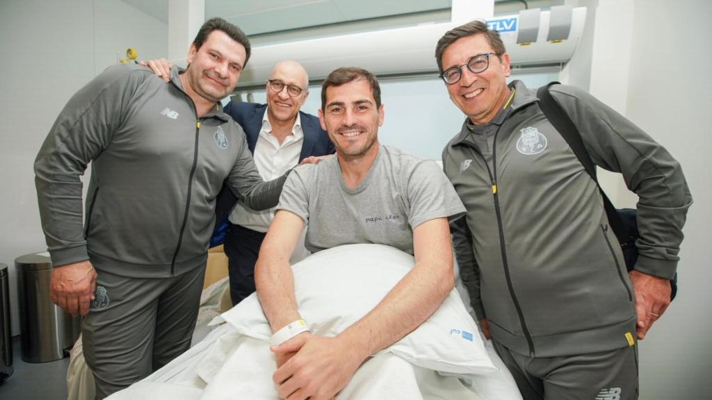 Iker Casillas recibe en el hospital a la plantilla del Oporto