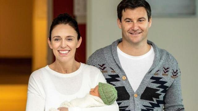 Jacinda Ardern, la primera ministra de Nueva Zelanda, junto a su prometido en una imagen de archivo.