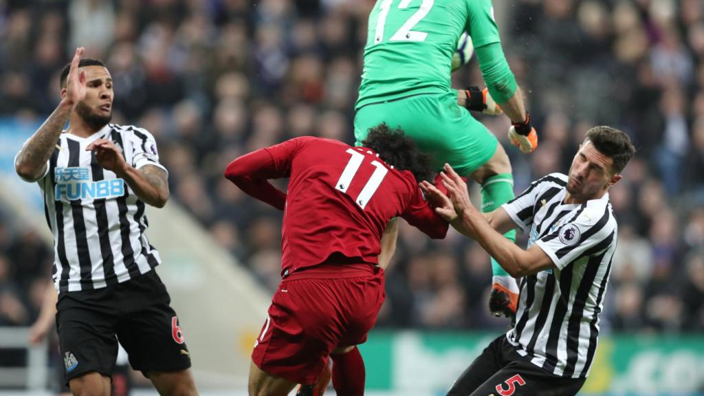 Momento en que Salah sufre el golpe en la cabeza