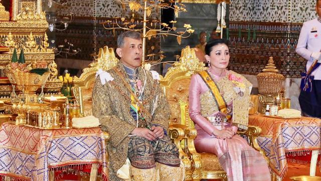 El rey Vajiralongkorn de Tailandia ha sido coronado en una suntuosa ceremonia en el Gran Palacio Real de Bangkok.