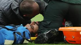 Salah, retirado en camilla ante el Newcastle