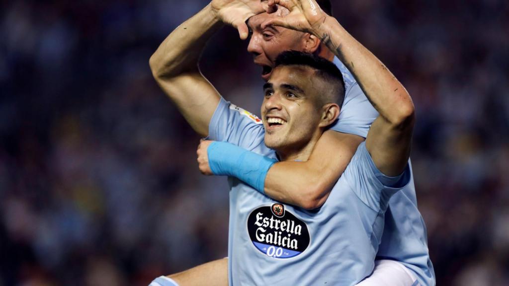 Maxi Gómez celebra un gol con el Celta