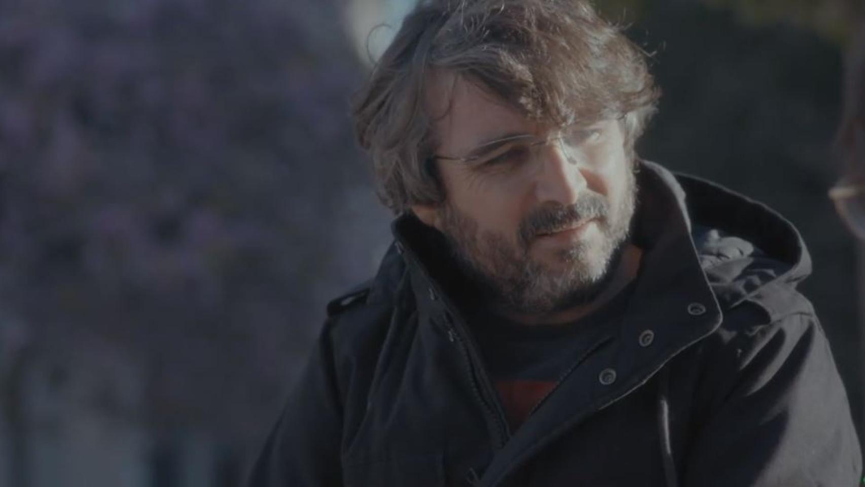 Jordi Évole durante una de sus entrevistas en su barrio de Cornellá.