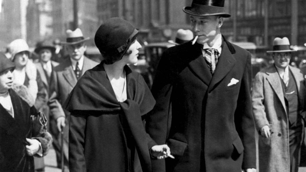 Mujeres fumando durante el 'Easter Parade'.