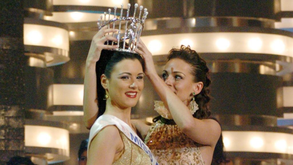 El momento en que Eva González le pone la corona de Miss España 2004.