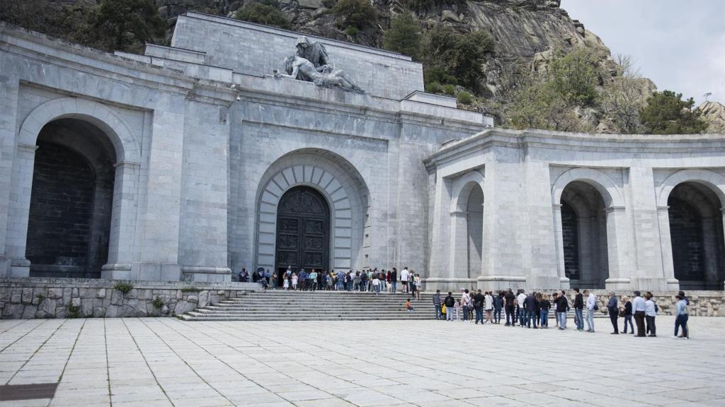 Cola para entrar en la basílica del Valle de los Caídos.