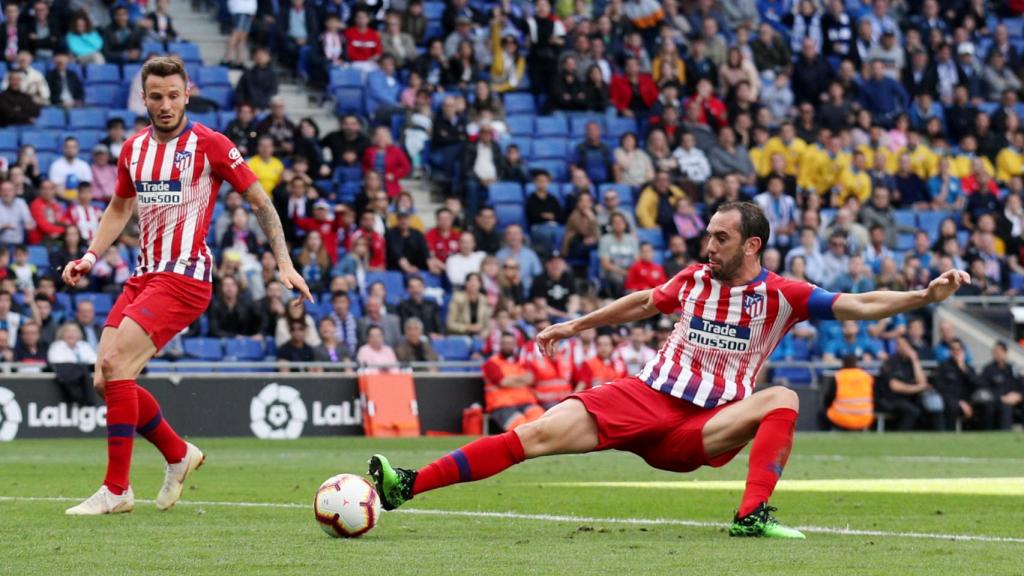 Diego Godín en un duelo con el Atlético de Madrid