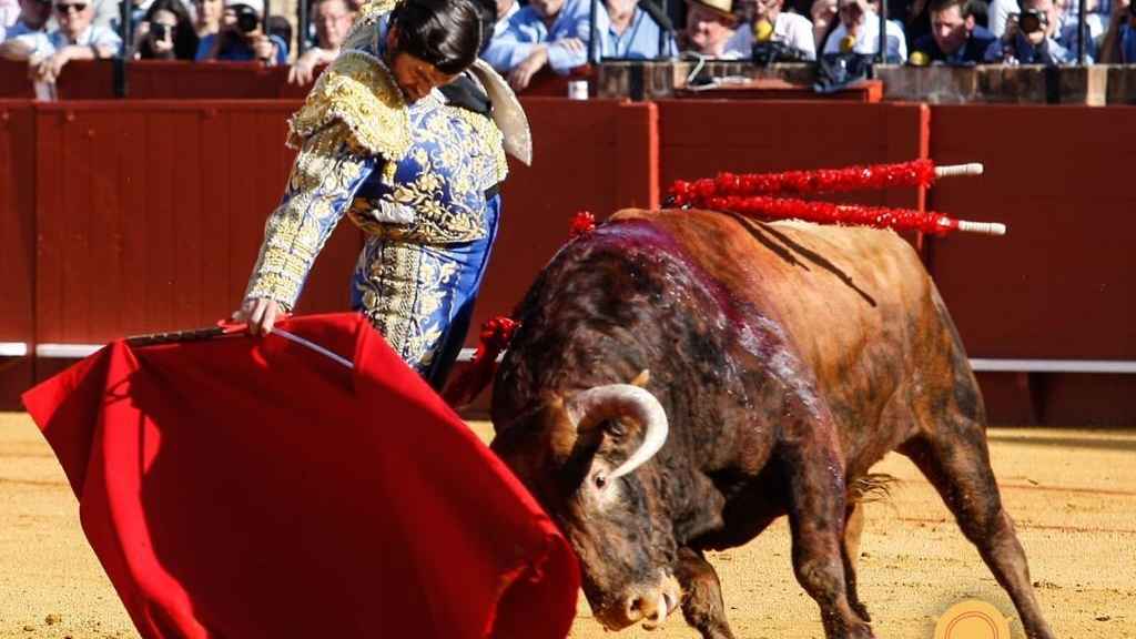 Morante de la Puebla, durante la faena con la muleta a su segundo toro,  en la Maestranza de Sevilla.