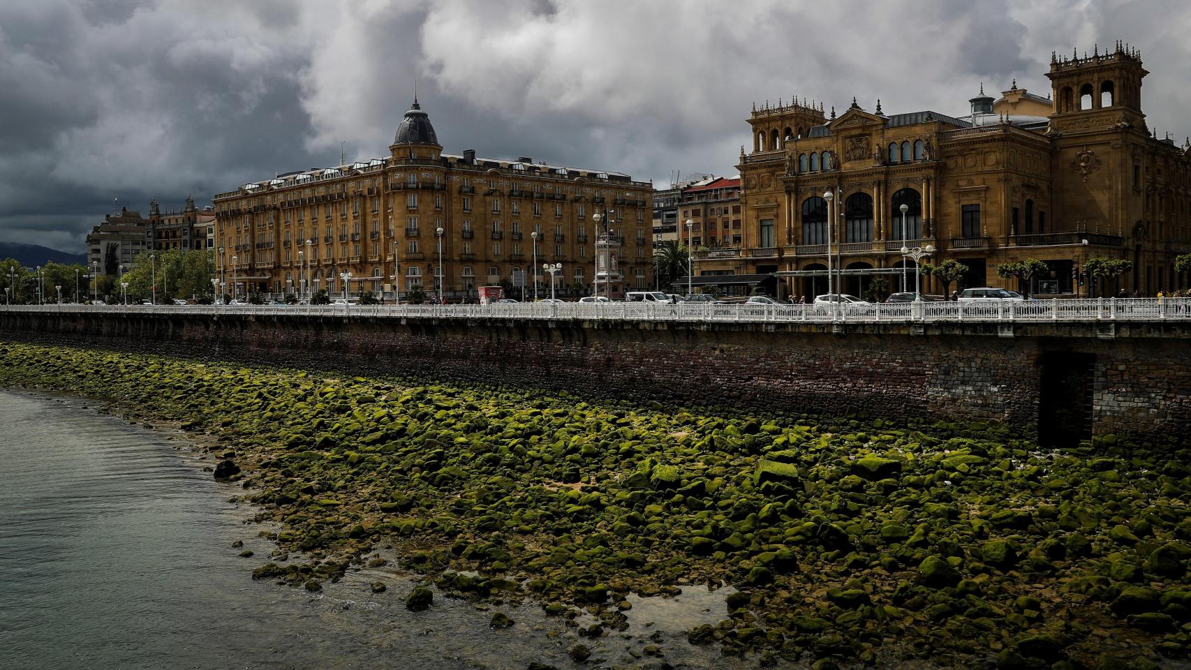 Vista de una nube de tormenta sobre el río Urumea este viernes a su paso por San Sebastián. Javier Etxezarreta/EFE