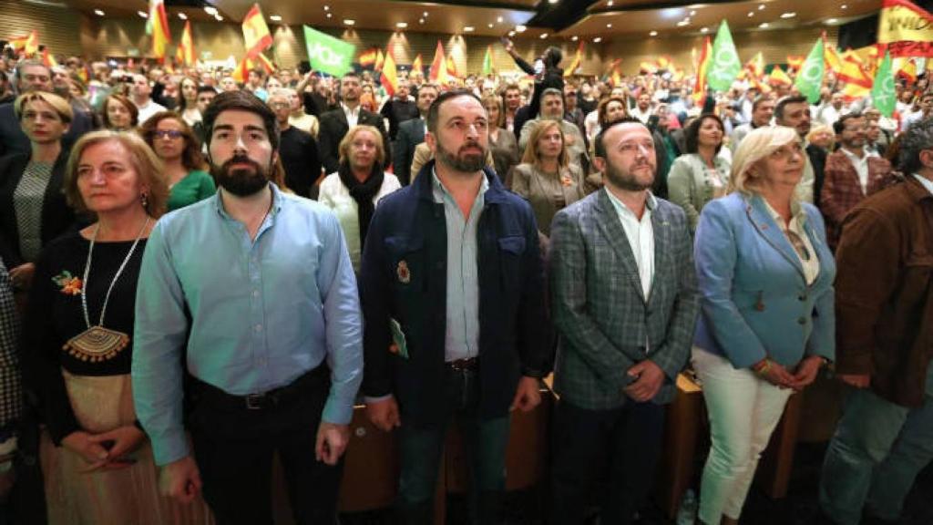 Abascal, en el centro, en un acto de Vox en Toledo. Foto: Óscar Huertas