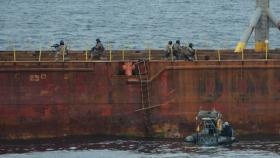 Militares españoles en el abordaje del barco de bandera de Malta atacado por piratas.