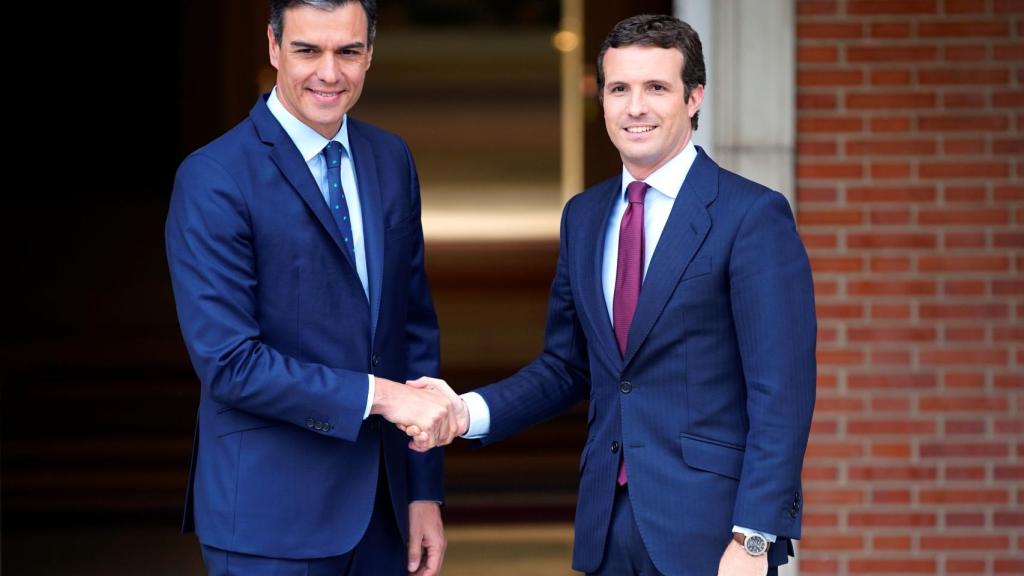 Sánchez recibe a Casado en La Moncloa.