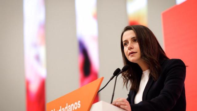 Arrimadas, durante su atención a los medios tras reunirse la Ejecutiva de Ciudadanos.