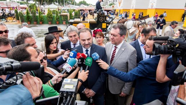 El ministro de Fomento en funciones, José Luis Ábalos, en la Feria de Sevilla.