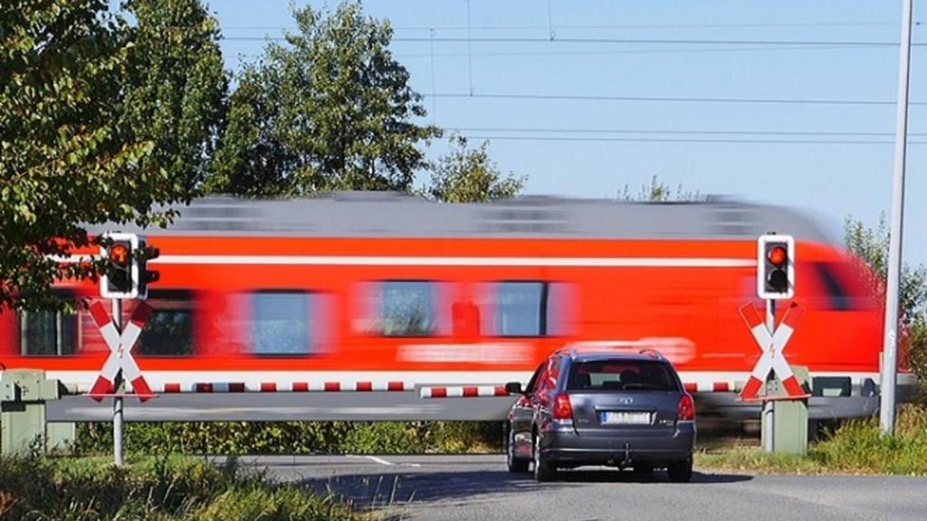 paso nivel coche tren