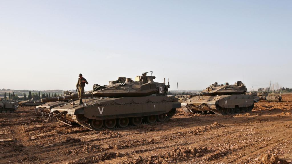 Un soldado israelí se encuentra sobre un tanque cerca de la frontera con Gaza, en el sur de Israel.