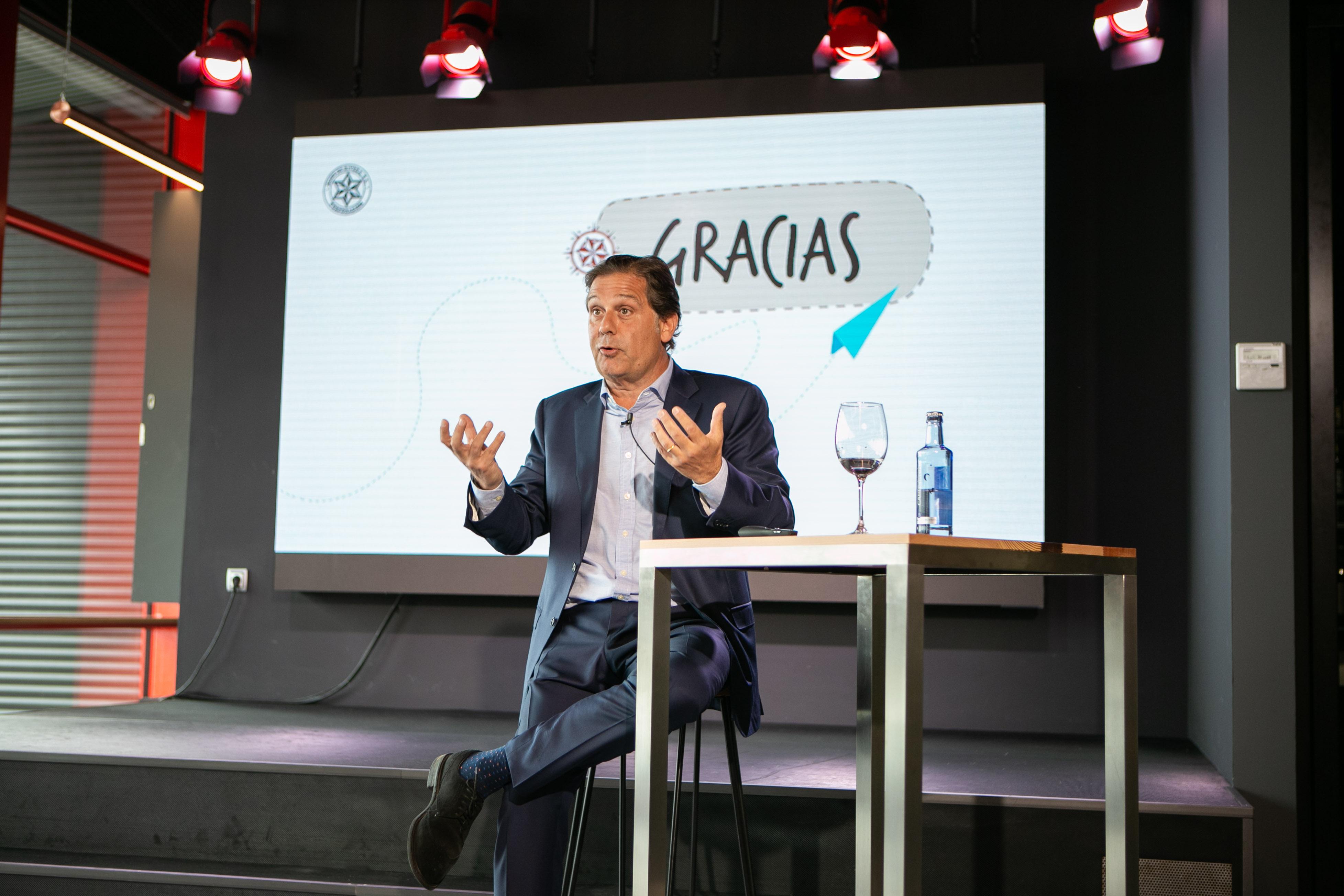 Ignacio Rivera, atendiendo las preguntas de los periodistas tras la presentación (Estrella Galicia)