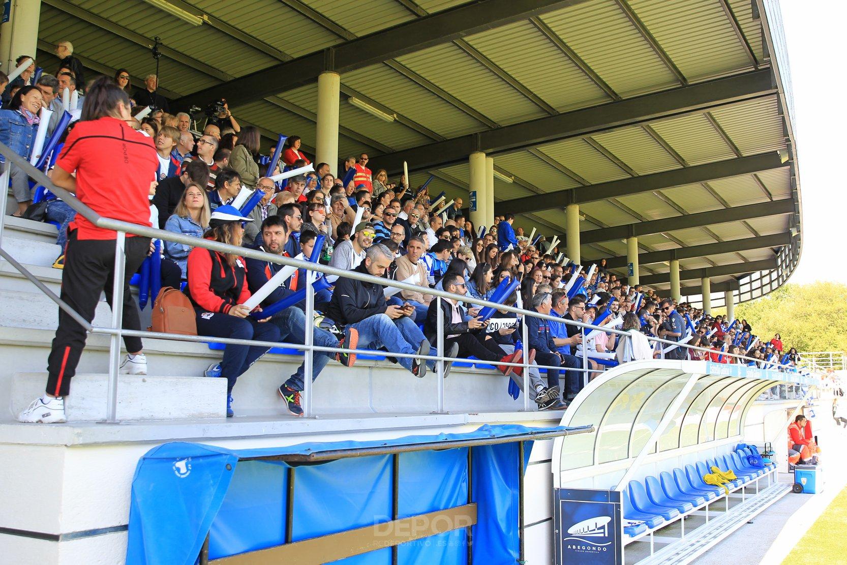 Gran ambiente en Abegondo en el partido de ayer.