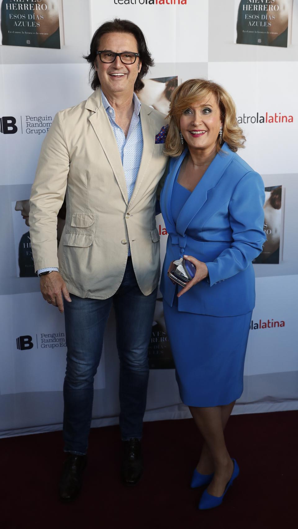 Javier Castillo 'Poty' y Nieves Herrero en la presentación de 'Esos días azules'.