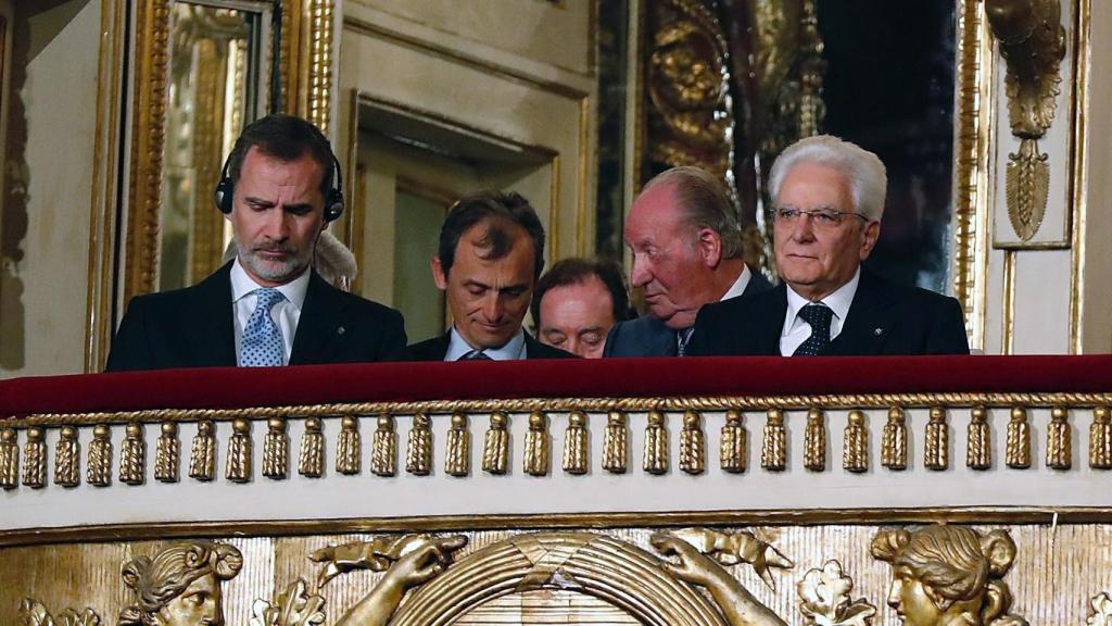 El rey de España, Felipe VI (i), y su padre, el rey don Juan Carlos (2d), acompañados por el presidente de Italia, Sergio Mattarella (d), y el Ministro de Ciencia en funciones, Pedro Duque (2d),.